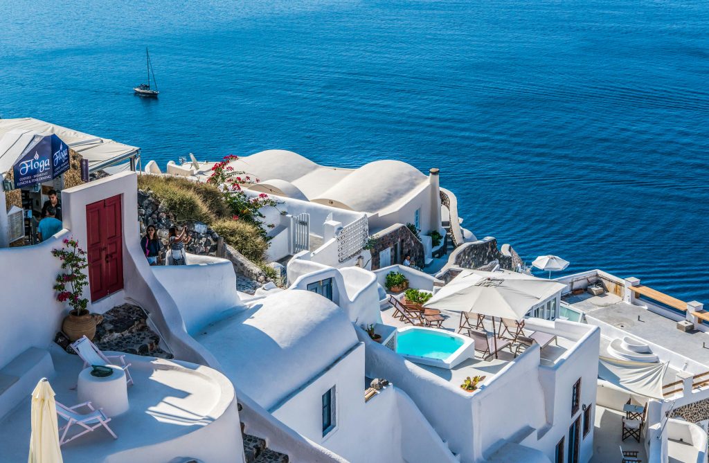 Santorini, el Destino de Lujo Más Soñado: Hoteles, Playas y Experiencias Exclusivas