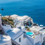 Santorini, el Destino de Lujo Más Soñado: Hoteles, Playas y Experiencias Exclusivas