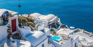 Santorini, el Destino de Lujo Más Soñado: Hoteles, Playas y Experiencias Exclusivas